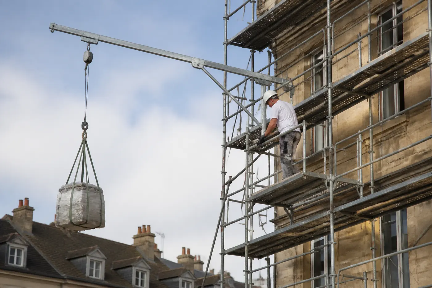 Guide pratique pour choisir le bon matériel de levage sur les chantiers.